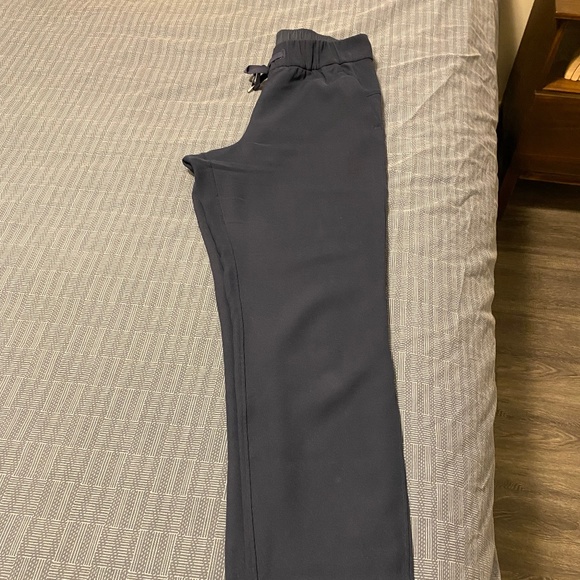Navy Lululemon On The Fly Pants Sz4 - Picture 2 of 3